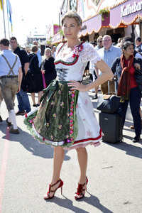 Damen-Wiesn 2015 von Unternehmerin Regine Sixt auf dem Oktoberfest in München