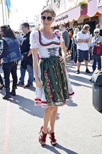 Damen-Wiesn 2015 von Unternehmerin Regine Sixt auf dem Oktoberfest in München