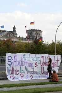 'Refugees Welcome - Solidarität muss praktisch werden!' Demo