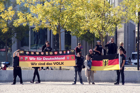 Rechte Gruppen feiern Wiedervereinigung