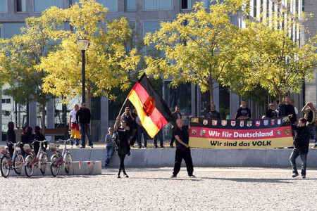 Rechte Gruppen feiern Wiedervereinigung
