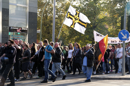 Rechte Gruppen feiern Wiedervereinigung