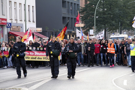 Rechte Gruppen feiern Wiedervereinigung