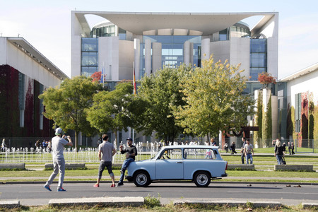 Trabbi vor dem Kanzleramt
