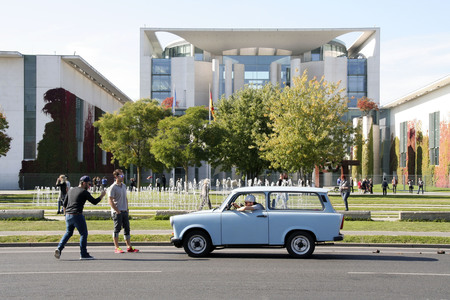 Trabbi vor dem Kanzleramt