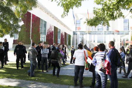 Nicht erlaubter Protest vor dem Kanzleramt in Berlin