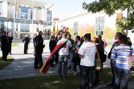 Nicht erlaubter Protest vor dem Kanzleramt in Berlin
