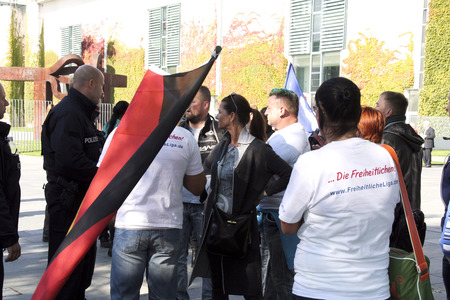 Nicht erlaubter Protest vor dem Kanzleramt in Berlin