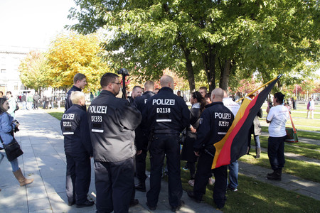 Nicht erlaubter Protest vor dem Kanzleramt in Berlin
