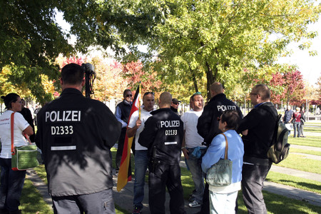 Nicht erlaubter Protest vor dem Kanzleramt in Berlin