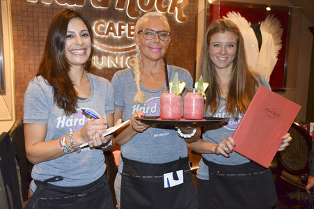 Pinktober Charity 'Server For A Day' in München