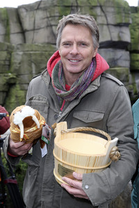 Jörg Pilawa tauft Walross in Hamburg