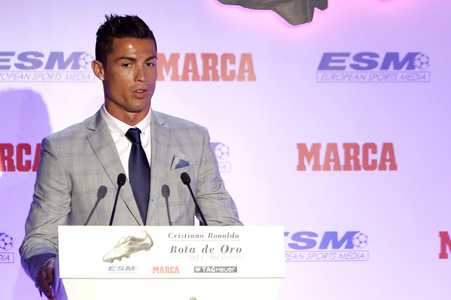 Real Madrid«s Portuguese forward Cristiano Ronaldo recieves his