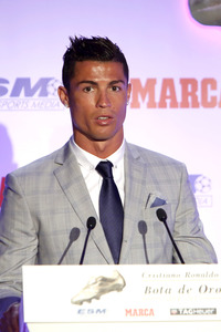 Real Madrid«s Portuguese forward Cristiano Ronaldo recieves his