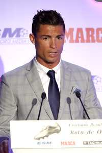 Real Madrid«s Portuguese forward Cristiano Ronaldo recieves his