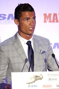 Real Madrid«s Portuguese forward Cristiano Ronaldo recieves his