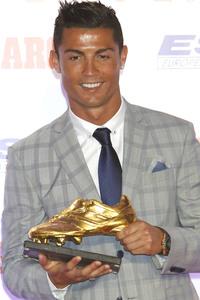Real Madrid«s Portuguese forward Cristiano Ronaldo recieves his