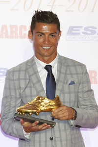 Real Madrid«s Portuguese forward Cristiano Ronaldo recieves his