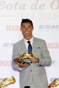 Real Madrid«s Portuguese forward Cristiano Ronaldo recieves his