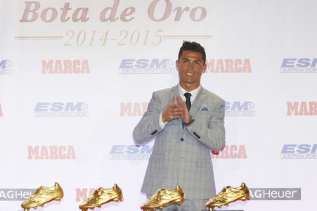 Real Madrid«s Portuguese forward Cristiano Ronaldo recieves his