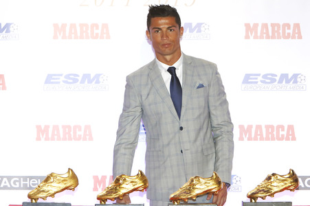 Real Madrid«s Portuguese forward Cristiano Ronaldo recieves his