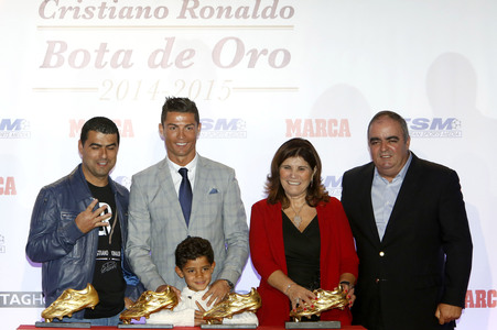 Real Madrid«s Portuguese forward Cristiano Ronaldo recieves his