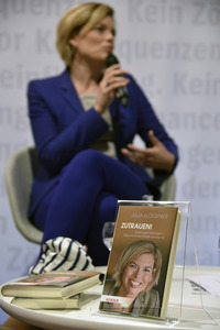 Julia Klöckner Buchpräsentation auf der Frankfurter Buchmesse