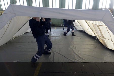 Aufbau einer Notunterkunft für Flüchtlinge in Berlin