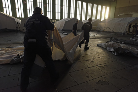 Aufbau einer Notunterkunft für Flüchtlinge in Berlin