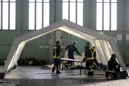 Aufbau einer Notunterkunft für Flüchtlinge in Berlin