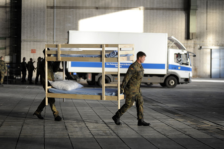 Aufbau einer Notunterkunft für Flüchtlinge in Berlin