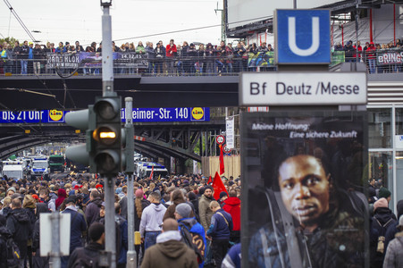 Protest gegen HoGeSa-Demonstration in Köln