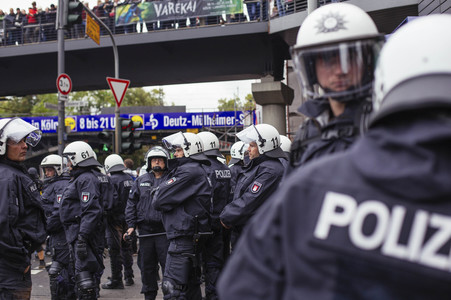 Protest gegen HoGeSa-Demonstration in Köln
