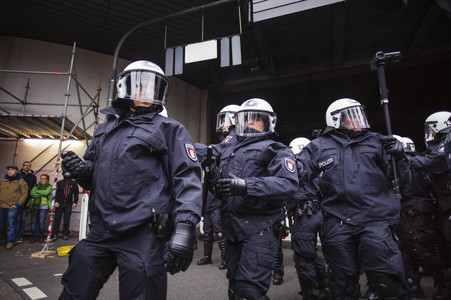 Protest gegen HoGeSa-Demonstration in Köln