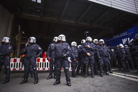 Protest gegen HoGeSa-Demonstration in Köln
