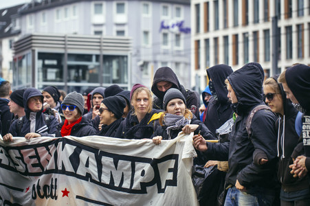 Protest gegen HoGeSa-Demonstration in Köln