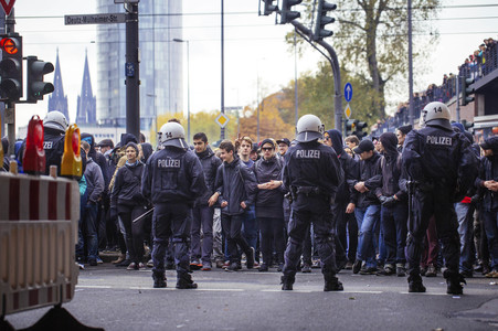 Protest gegen HoGeSa-Demonstration in Köln