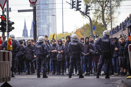 Protest gegen HoGeSa-Demonstration in Köln