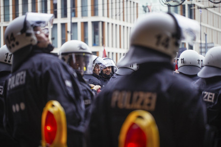 Protest gegen HoGeSa-Demonstration in Köln
