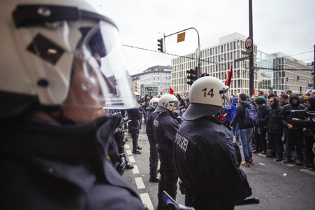 Protest gegen HoGeSa-Demonstration in Köln