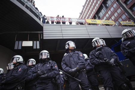 Protest gegen HoGeSa-Demonstration in Köln