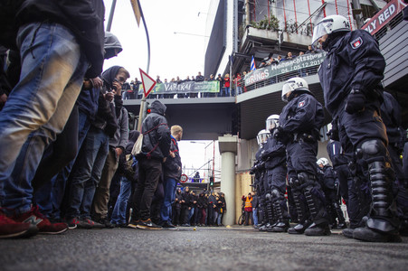 Protest gegen HoGeSa-Demonstration in Köln