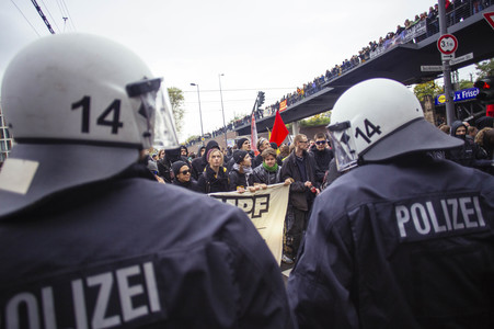 Protest gegen HoGeSa-Demonstration in Köln