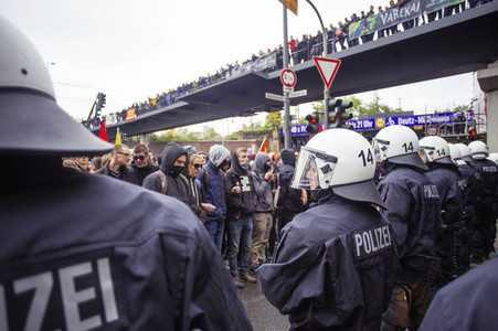 Protest gegen HoGeSa-Demonstration in Köln