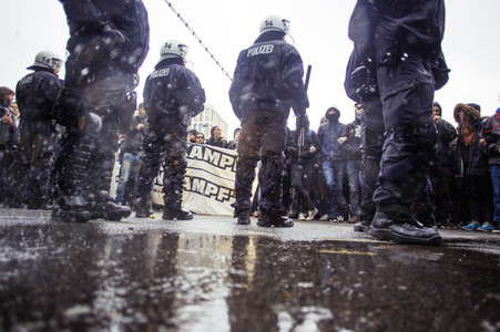 Protest gegen HoGeSa-Demonstration in Köln