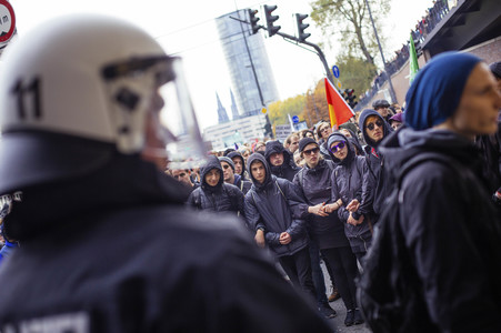 Protest gegen HoGeSa-Demonstration in Köln