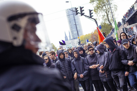 Protest gegen HoGeSa-Demonstration in Köln