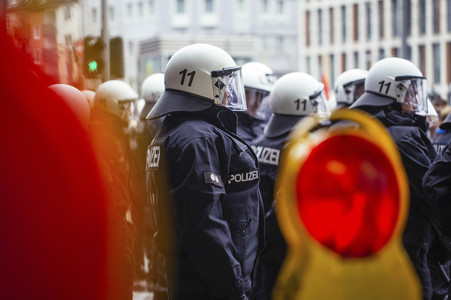 Protest gegen HoGeSa-Demonstration in Köln
