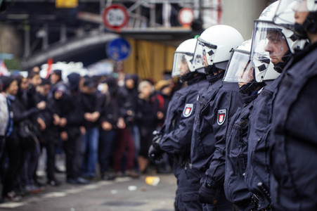 Protest gegen HoGeSa-Demonstration in Köln