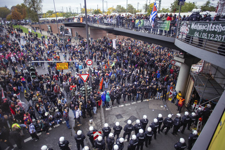 Protest gegen HoGeSa-Demonstration in Köln